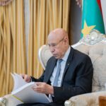 برلماني سابق يقدم ملابس وأدوات مدرسية لعدد من طلاب المدارس