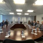 وزير الصحة يكرم فريقاً طبياً صينياً تقديراً لجهودهم في تقديم الخدمات الصحية