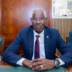 ولد منصور يثني على إنجازات الحكومة ويؤكد على ضرورة النقد البناء والإصلاحات الحيوية