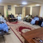 توزيع مساعدات غذائية ومنتجات تنظيف على الأسر المتأثرة بالفيضانات