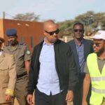 بعد جدل طويل، صحفي مغربي يقدم اعتذاره للموريتانيين عن عبارة في تقريره الإعلامي.