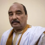 جموع غفيرة من المواطنين يؤدون صلاة الجنازة على جثمان والد الرئيس السابق محمد عبد العزيز